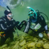 persona trabajando en buceo recreativo