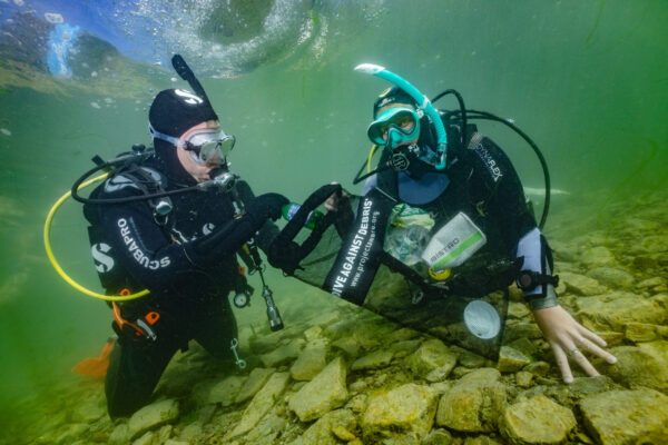 persona trabajando en buceo recreativo